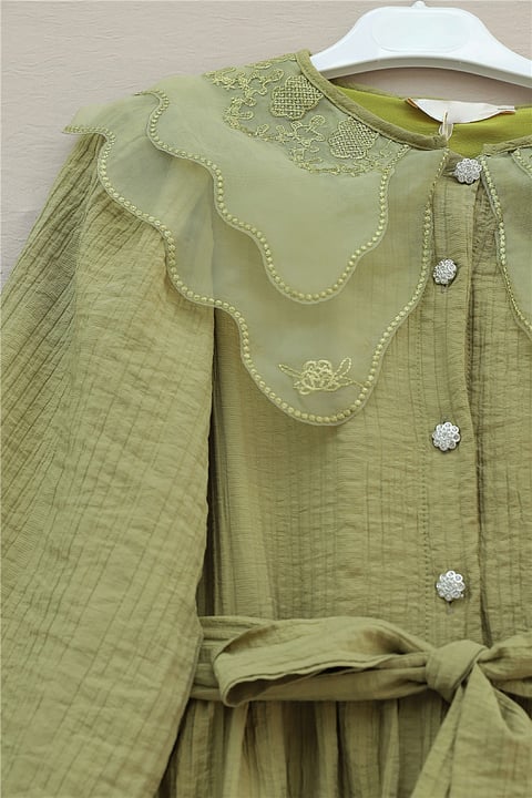 Organze Bebe Yaka Taş Düğmeli Krinkıl Elbise -Yağ Yeşili-Elbise-353-265-R72