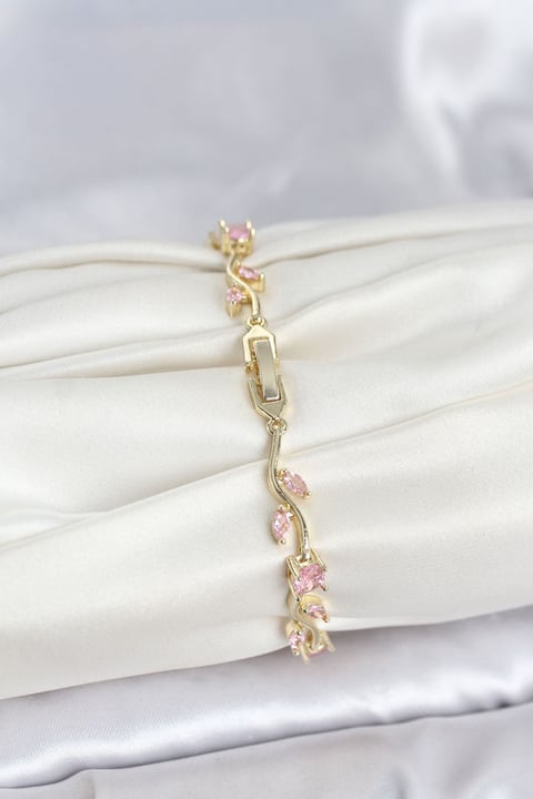 Pirinç Gold Renk Pembe Zirkon Taşlı Çiçek Model Kadın Bileklik