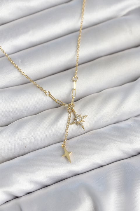 Pirinç Gold Renk Zirkon Taşlı Minimal Sallantılı Kutup Yıldızı Model Kadın Kolye