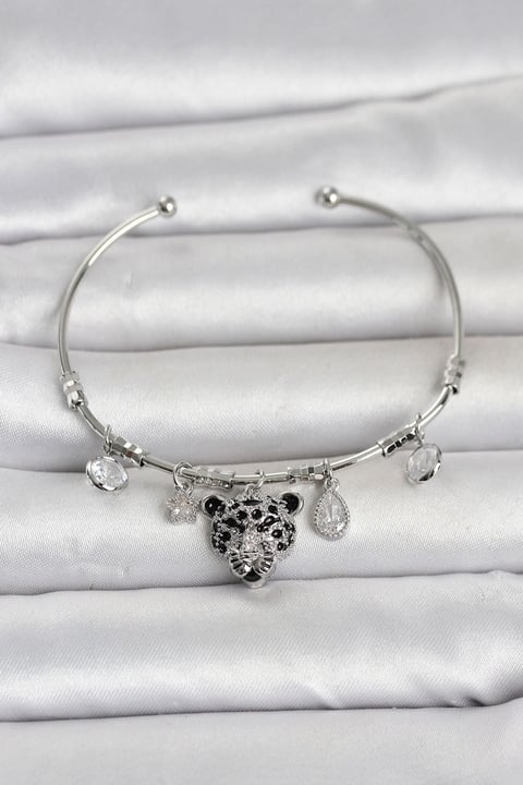 Pirinç Gümüş Renk Leopar Detaylı Charmlı Kadın Bileklik
