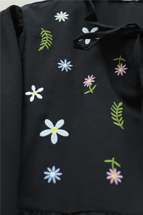 V Yaka Bağlamalı Yakası Fırfırlı Çiçek Nakışlı Poplin Tunik -Siyah-Tunik-349-8051-R01