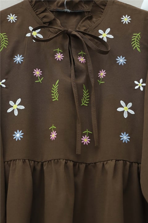 V Yaka Bağlamalı Yakası Fırfırlı Çiçek Nakışlı Poplin Tunik -Kahve-Tunik-349-8051-R15