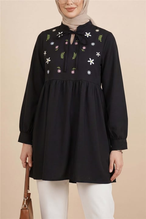 V Yaka Bağlamalı Yakası Fırfırlı Çiçek Nakışlı Poplin Tunik -Siyah-Tunik-349-8051-R01
