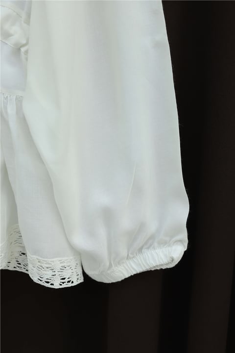 V Yaka Dantel Detaylı Balon Kol  Viskon Bluz  -Beyaz-Bluz-364-1840-R02