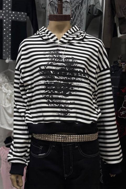 Beyaz Siyah Çizgili Gotik Skull Motifli Y2K Kapüşonlu Sweatshirt
