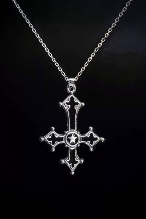 Silver Gotik Yıldız İşlemeli Sateen Siyah Haç Kolye