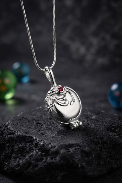 Silver Vervain Madalyon Kırmızı Taşlı Gotik Kolye