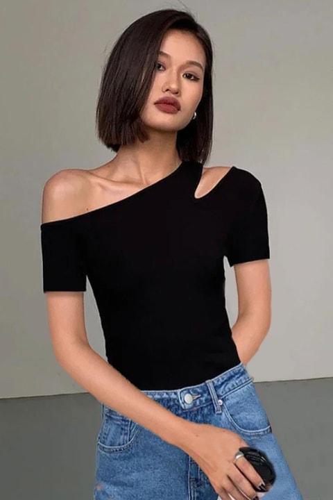 Siyah Omuz Yırtmaçlı Ve Omuz Dekolteli Kısa Kollu Crop Bluz