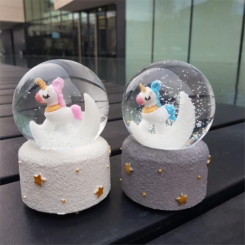 Sleeping Baby Unicorn And Moon Orta Boy Işıklı Ve Müzikli Kar Küresi