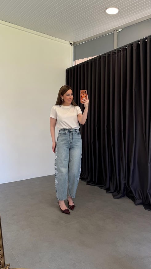 İki Yanı Beyaz Nakışlı Mom Jean Mavi
