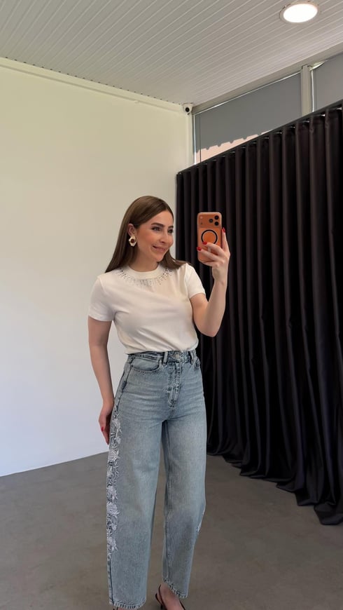 İki Yanı Beyaz Nakışlı Mom Jean Mavi
