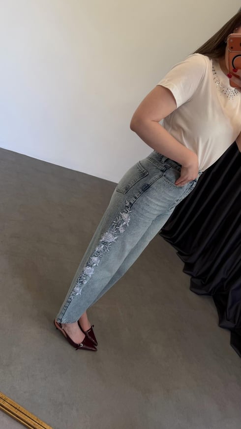 İki Yanı Beyaz Nakışlı Mom Jean Mavi