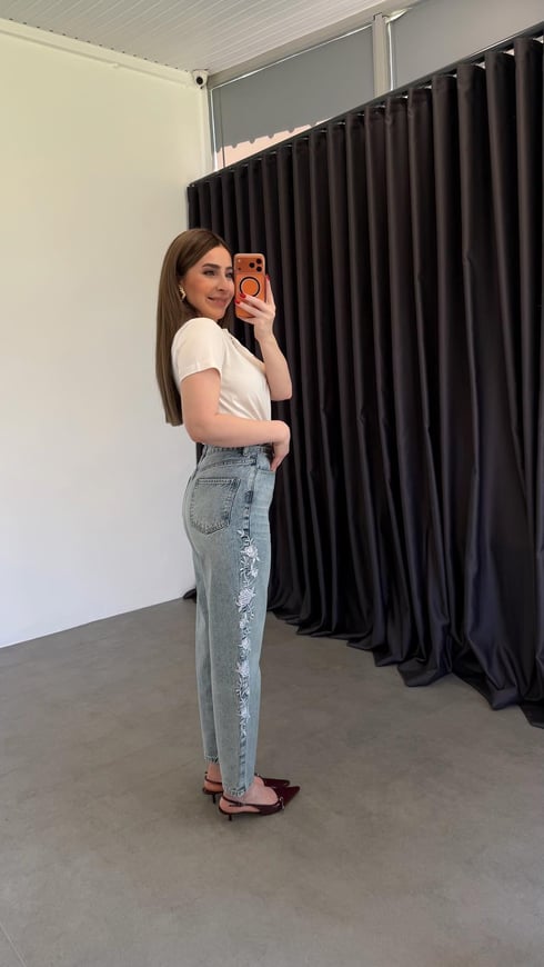 İki Yanı Beyaz Nakışlı Mom Jean Mavi