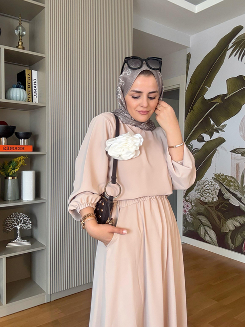 Broş Detaylı Etekli Takım Bej