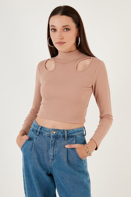 Esnek Slim Fit Cut Out Pencereli Dik Yaka Crop Kadın Bluz 5865348 BİSKÜVİ