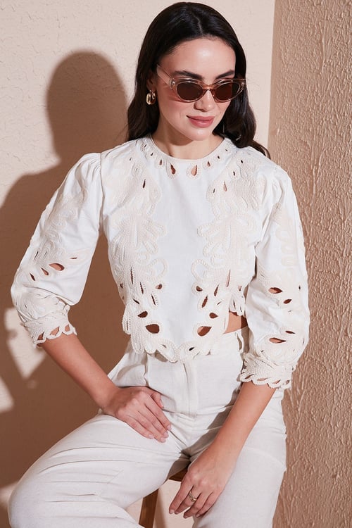 Lela Ajurlu ve Nakış İşlemeli Pamuklu Slim Fit Bisiklet Yaka Crop Bayan Bluz 676215 EKRU