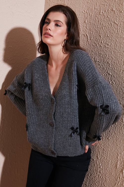 Lela Oversize Fit V Yaka Fiyonk Detaylı Düğmeli Bayan Hırka 4615577 ANTRASİT