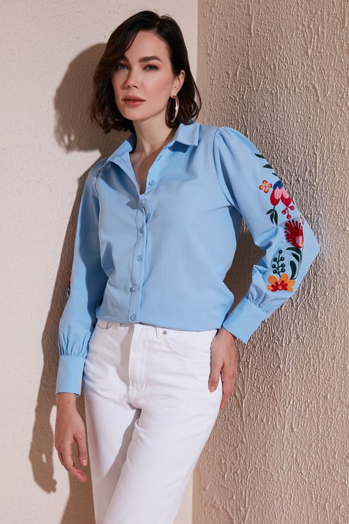 Lela Pamuklu Balon Kollu Regular Fit Çiçek Nakışlı Bayan Gömlek 611GO003 BEBE MAVİ