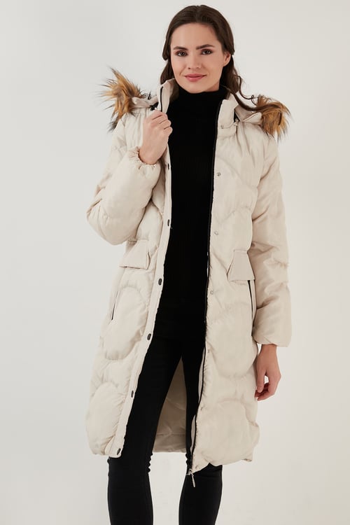 Lela Yakası Suni Kürklü Çıkarılabilir Kapüşonlu Kapitone Kışlık Şişme Uzun Bayan Mont 6477401 TAŞ