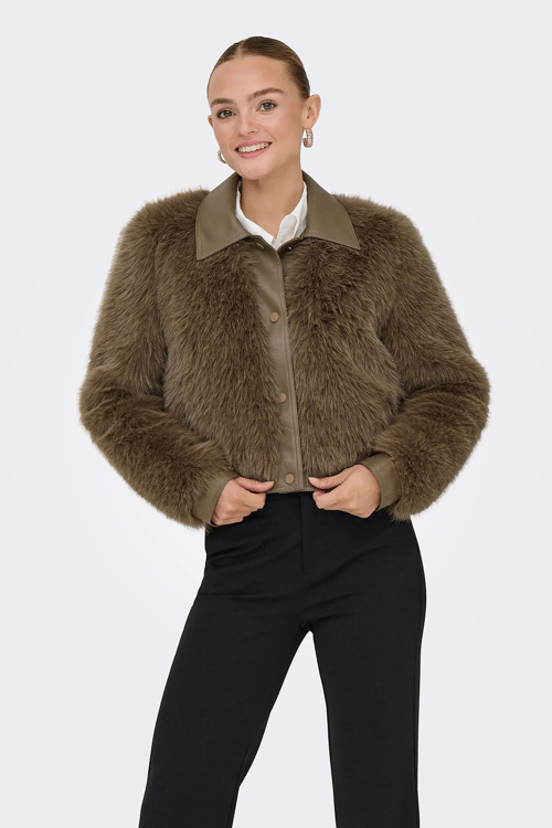 Only Onlnoeme Regular Fit Klasik Yaka Yumuşak Tüylü Düğmeli Bayan Mont 15356776 KAHVE
