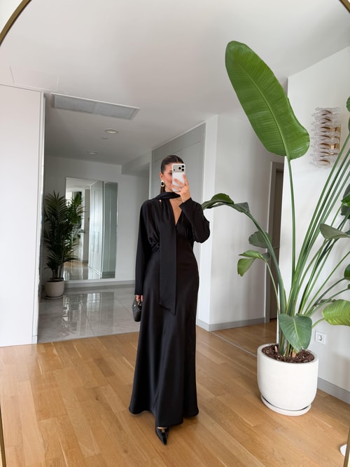 Gögüs Büzgülü V Yaka Saten Elbise - Siyah