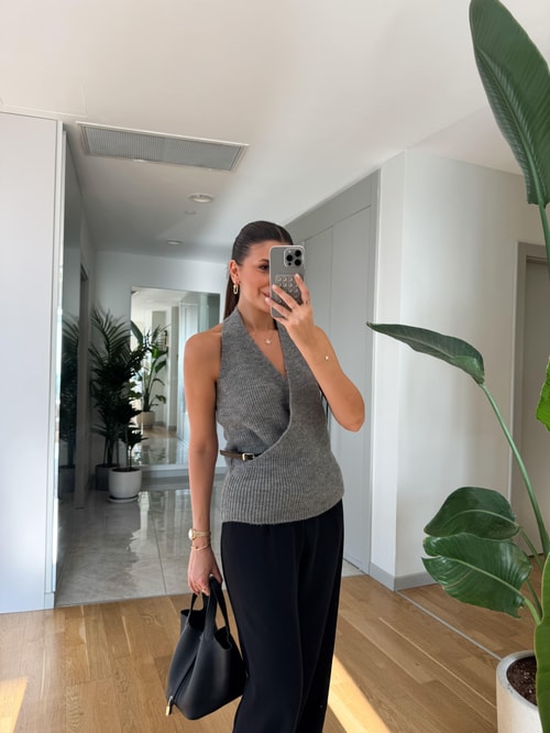 Gri Kemer Detaylı Halter Yaka Triko Bluz