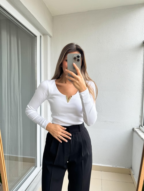 V Yaka Detaylı Kaşkorse Bluz-Beyaz