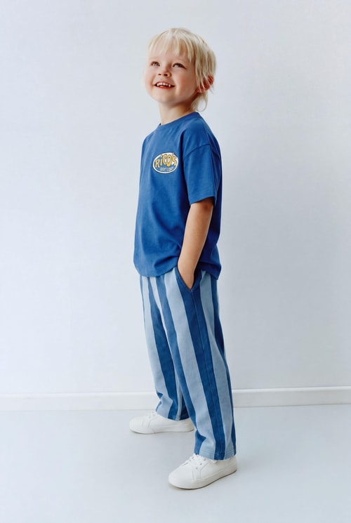 Erkek Çocuk Pamuklu Saks Mavi Baskılı T-Shirt ve Çizgili Pantolon Takım