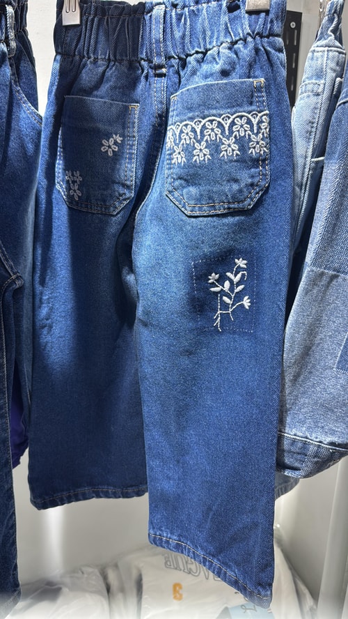 Kız Çocuk Nakışlı Kot Pantolon – Elastik Belli, Çiçek Detaylı Denim Alt