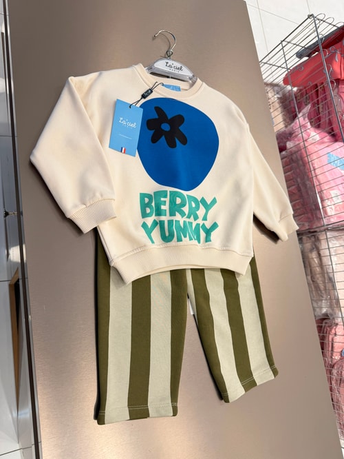 Çocuk Yaban Mersini Baskılı Ekru Sweatshirt ve Yeşil Çizgili Eşofman Takımı