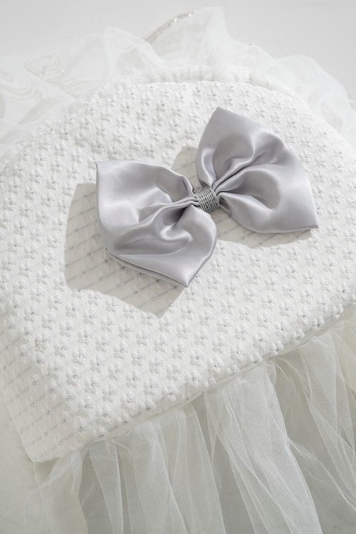 Unisex Bebek Beyaz Tüllü ve Fiyonk Detaylı Taşıma & Kundak Sepeti – Yumuşak Destekli