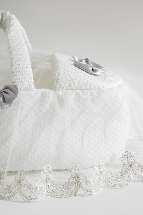 Unisex Bebek Beyaz Tüllü ve Fiyonk Detaylı Taşıma & Kundak Sepeti – Yumuşak Destekli