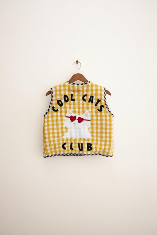 Unisex Çocuk Pamuklu Sarı Ekose Cool Cats Club Yelek - Kalpli Gözlüklü Kedi Aplikeli