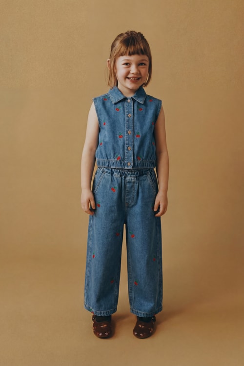 Kız Çocuk Pamuklu Mavi Kiraz Nakışlı Denim Takım - Kolsuz Gömlek Yaka & Geniş Paça Pantolon
