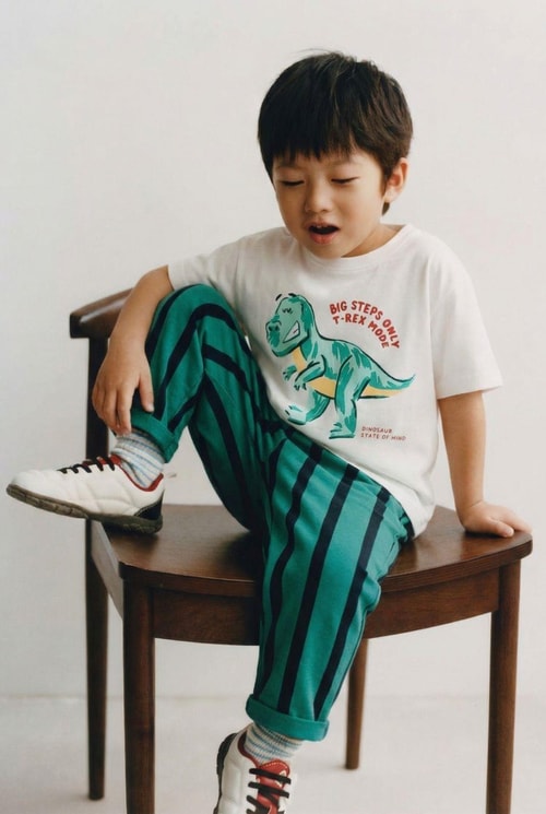 Erkek Çocuk Pamuklu Beyaz Baskılı T-Shirt ve Yeşil Çizgili Pantolon Takım