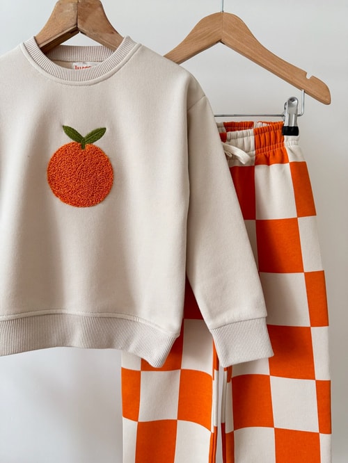 Çocuk Portakal Nakışlı Ekru Sweatshirt ve Turuncu Dama Eşofman Takımı