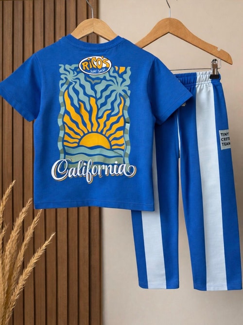 Erkek Çocuk Pamuklu Saks Mavi Baskılı T-Shirt ve Çizgili Pantolon Takım