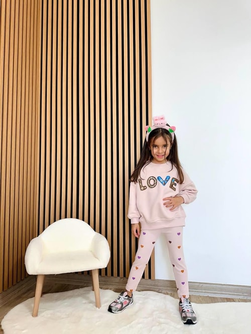 Kız Çocuk Pamuklu Pembe LOVE Nakışlı Sweatshirt ve Kalpli Tayt Takım – 2li Rahat Günlük Set