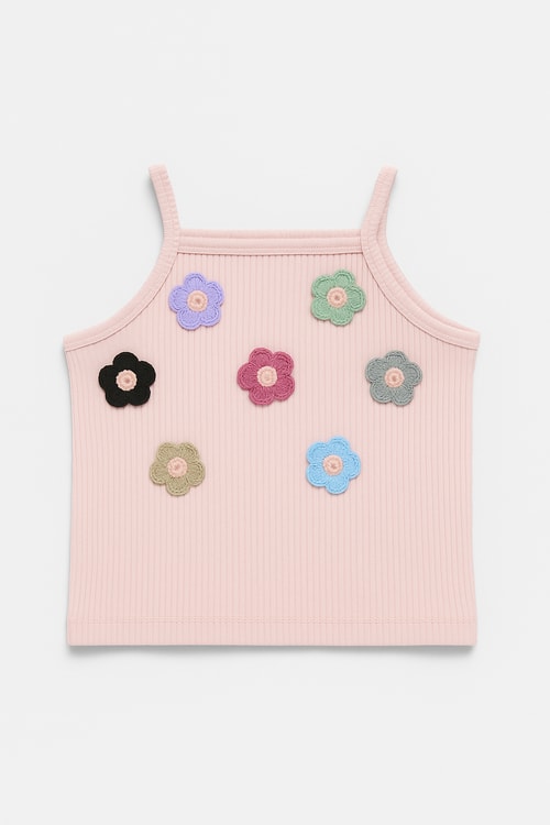Kız Çocuk Ribana Pamuklu Pudra Renk Çiçek Aplikeli Askılı Crop T-shirt – Yazlık Renkli Tasarım