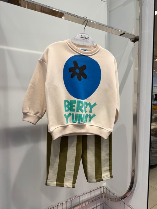 Çocuk Yaban Mersini Baskılı Ekru Sweatshirt ve Yeşil Çizgili Eşofman Takımı