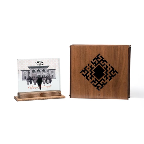 100. Yıl Anısına Kırmızı Fonlu 3 Boyutlu Dekoratif Cam Obje