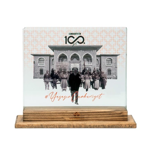 100. Yıl Anısına Kırmızı Fonlu 3 Boyutlu Dekoratif Cam Obje