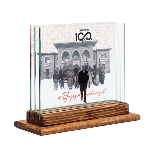 100. Yıl Anısına Kırmızı Fonlu 3 Boyutlu Dekoratif Cam Obje