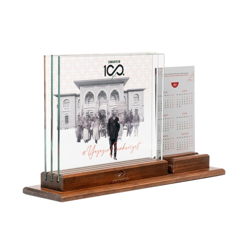 100. Yıl Anısına Takvimli Telefon Destekli 3 Boyutlu Dekoratif Cam Obje