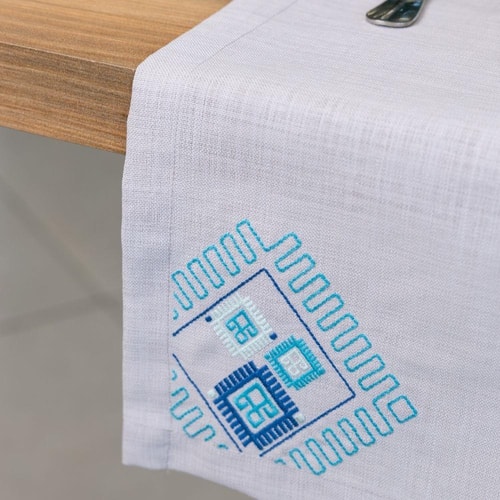 Mavi Pıtrak Nakışlı Kumaş Runner