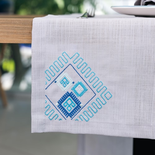 Mavi Pıtrak Nakışlı Kumaş Runner