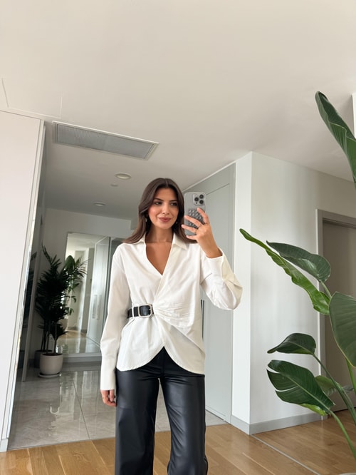 Beyaz Deri Kemer Detaylı Kruvaze Gömlek