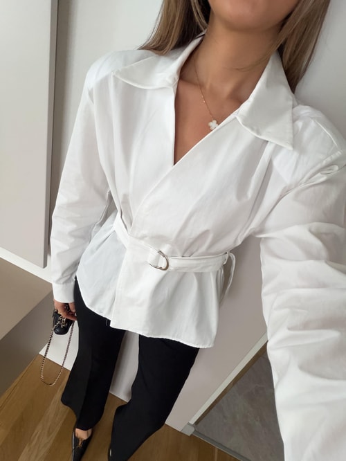 Beyaz Kemerli Vatkalı Gömlek