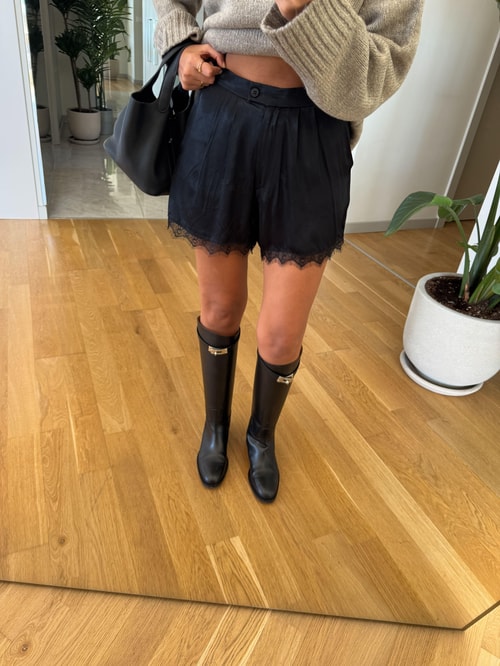 Dantel Detaylı Saten Şort - Siyah