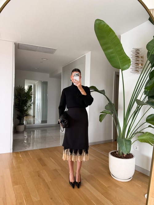 Etek Ucu Dantel Detaylı Midi Etek - Siyah